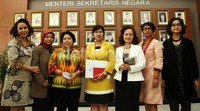 Ketua Pansel KPK Destry Damayanti (tengah) didampingi anggota Pansel KPK memberikan keterangan pers di kantor Setneg, Jakarta Pusat, Selasa (23/6/2015).