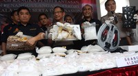 Kapolda Metro Jaya Irjen Tito Karnavian (kedua dari kiri) menggelar barang bukti sabu di Mapolda Metro Jaya, Selasa (23/6/2015). Pool/Lamhot Aritonang/detikFoto.