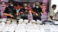 Polisi bersenjata laras panjang berjaga-jaga saat rilis narkoba di Polda Metro Jaya. Pool/Lamhot Aritonang/detikFoto.