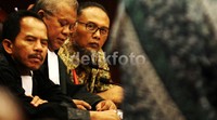 BW sendiri menggugat Pasal 32 ayat 1 huruf c dan ayat 2 UU KPK. Pasal itu berintikan tentang pimpinan KPK yang harus berhenti sementara ketika ditetapkannya sebagai tersangka. Apapun pasal yang disangkakan.