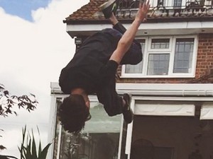 Cari Perhatian, Tom Holland Lakukan Atraksi Ala Spider-Man