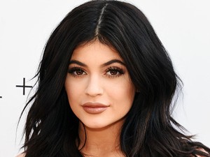 Kylie Jenner Bantah Operasi Besarkan Payudara