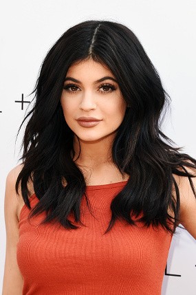 Kylie Jenner Bantah Operasi Besarkan Payudara