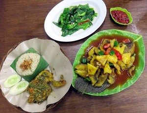 Ayam Penyet Margo: Sedapnya Ayam Penyet Berbalut Sambal dan Gurame Goreng Asam Manis