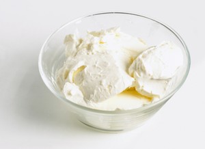 Mengocok Cream Cheese Agar Creamy dan Halus
