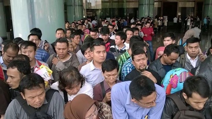 Konsumen Antre Beli HP Murah di Trans Hello, BlackBerry Rp 750.000