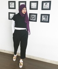 Berhijab, Natasha tetap tampil stylish. (Instagram/natasharizkinew)