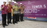 Hadir dalam acara tersebut Direktur Utama PT Duta Paramindo Sejahtera (DPS) Rudy Herjanto (tengah), Komisaris Utama DPS Suryatin Nyotoharjo (kiri), dan jajaran direksi DPS (ki-ka): Edy Hartono, Ferry Kurniawan, dan CY Andreas (kanan), saat topping off tower 5 pada proyek apartemen Green Pramuka City, Selasa (23/6/2015).