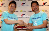 Mantan petenis putri terbaik Indonesia, Angelique Angie Widjaja (kiri) meneri berkas penandatangan MoU dari Direktur Utama Impack Pratama Industri, Haryanto Tjiptodiharjo (kanan), di Jakarta.