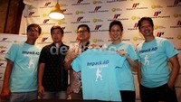 Mantan petenis putri terbaik Indonesia, Angelique Angie Widjaja memperlihatkan jersey dari sekolah Impack-AD Tennis Academy.