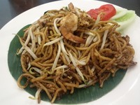 Mee goreng dengan aroma gurih wangi plus tambahan udangnya terasa sedap. Mienya menggunakan mie hokian yang kenyal. Dengan isian telur, udang dan tauge segar.