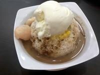 Es ABC with Ice cream dengan isian potongan cincau hitam yang kenyal, cendol hijau, jagung manis dan dipadu dengan es krim vanilla.