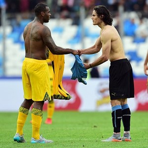 Pemain Jamaika Ini Menang Banyak Berkat Jersey Cavani, Santa Cruz, dan Messi