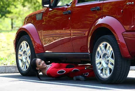 Tubuh Fleksibel, Gadis Ini Pecahkan Rekor Dunia untuk Limbo di Kolong Mobil