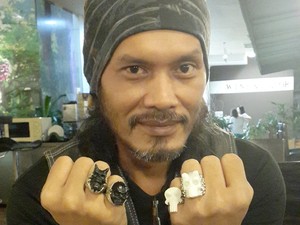 Dari Komikus Caroq, Kang Thoriq Kini Ukir Batu Akik
