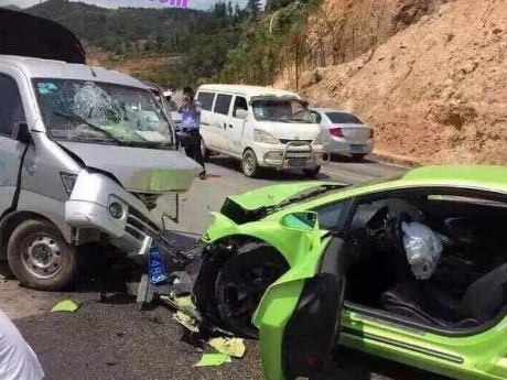 Adu Banteng dengan Pikap Rp 85 Juta, Lamborghini Ini Babak Belur