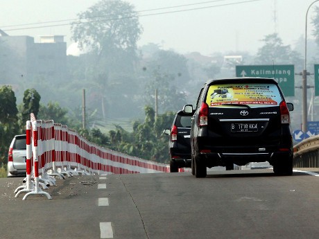 Pemasangan pembatas di tol JORR Cikunir (Rengga Sancaya) Pemasangan pembatas di tol JORR Cikunir (Rengga Sancaya)
