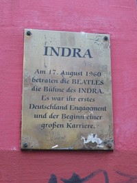 Di d‌inding klub persis di depan pintu terdapat sebuah prastasti. Indra adalah tempat pertama kali The Beatles manggung di Hamburg, Jerman tepatnya pada 17 Agustus 1960 (Suhendra/detikTravel)