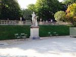 Santai di Taman Paling Indah di Paris