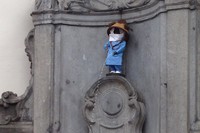 Patung perunggu bocah kecil sedang pipis di Brussels, Belgia bisa terkenal di dunia dan jadi sasaran selfie para wisatawan. Inilah keunikan patung Manneken Piss yang terkadang makin lucu dilengkapi kostum (Daniel/detikTravel)