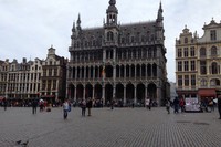 Patung ini berada di kawasan Grand Place alias Grote Markt. Ini adalah kota tua Brussels yang penuh dengan bangunan kuno nan klasik (Daniel/detikTravel)