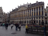 Di sini, banyak turis mancanegara mengabadikan dirinya dengan berfoto ria. Grand Place ini telah ditetapkan UNESCO sebagai salah satu Situs Warisan Dunia (Daniel/detikTravel)
