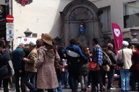 Meski kecil, namun patung perunggu ini ramai dipadati turis. Mereka bergantian berfoto di depan patung Manneken Piss (Daniel/detikTravel)