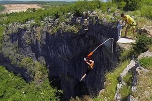 Bungee Jumping dari Atas Gua Mata Dewa di Bulgaria