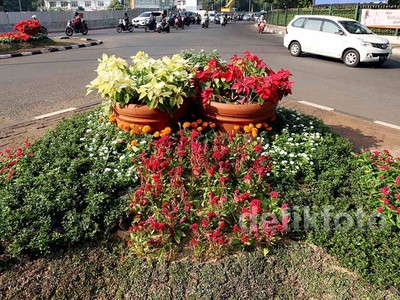 Bundaran Senayan Dipercantik dengan Pot Bunga