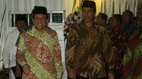 Mengenakan baju batik hijau tua dan kopiah hitam, Presiden Jokowi tiba di rumah dinas Irman di Jl Denpasar, Kuningan, Jaksel, sekitar pukul 17.40 WIB, Rabu (24/6/2015). Ia telat hadir karena sempat terjebak macet di sekitar Jl HR Rasuna Said.
