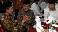 Acara buka bersama di rumah Irman digelar di halaman. Sebuah tenda didirikan dengan nuansa kain berwarna merah putih.