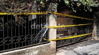 Garis polisi telah dipasang di sekitar rumah.