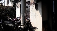 Puing-puing kebakaran tampak berserakan. Sementara seorang pembantu yang menderita luka tusukan sudah dibawa ke rumah sakit.