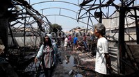 Atap bangunan hangus terbakar.