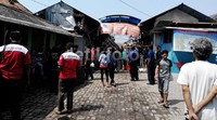 Warga berkerumun di sekitar lokasi. Garis polisi juga telah dipasang di sekitar lokasi kebakaran.