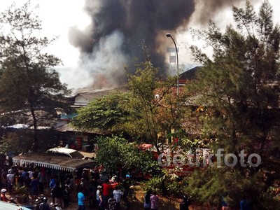Api Lalap Pemukiman Padat Penduduk di Pasar Rebo