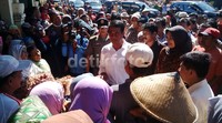 Mentan berjanji akan melakukan pengawasan ketat penjualan bawang merah melalui bulog dan kepolisian, setelah mendapat keluhan dari petani dan pedagang di probolinggo. M Rofiq/detikFoto.