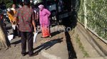 Kenakan Kebaya, Risma Pantau Proyek Saluran Air