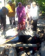 Kenakan Kebaya, Risma Pantau Proyek Saluran Air