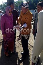 Kenakan Kebaya, Risma Pantau Proyek Saluran Air