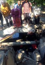 Kenakan Kebaya, Risma Pantau Proyek Saluran Air