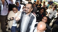 Samad berjalan masuk ke Gedung Bareskrim Polri.