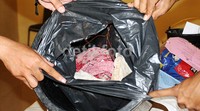 Polisi mengamankan barang bukti yang digunakan NOV untuk membuang bayinya. Pool/Lamhot Aritonang/detikFoto.