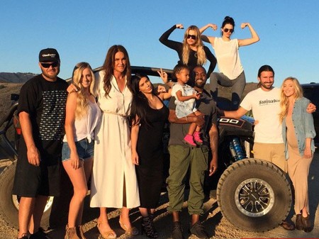 Rayakan Hari Ayah, Bruce Jenner Dapat Kado Gaun Cantik