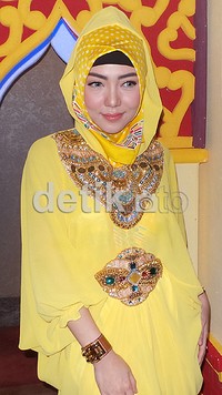 Namun, untuk memakai hijab seterusnya, pelantun 'Mungkin Dia Lelah' itu masih belum bisa memastikan.