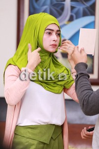 Nabila nampak mengenakan hijab untuk memerankan karakternya di sinetron.