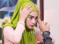Nabila terlihat membenarkan hijabnya ketika akan melakukan syuting.