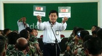 Petugas Bank Indonesia Purwokerto menunjukkan uang asli dan palsu.