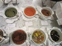 Tujuh sambal pelengkap roasted chicken. Mulai dari sambal matah, dabu-dabu, merah, kecap, mangga muda, tomat, hingga sambal ijo.