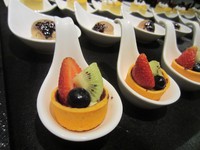 Sajian penutup berupa assorted french pastry yang cantik.